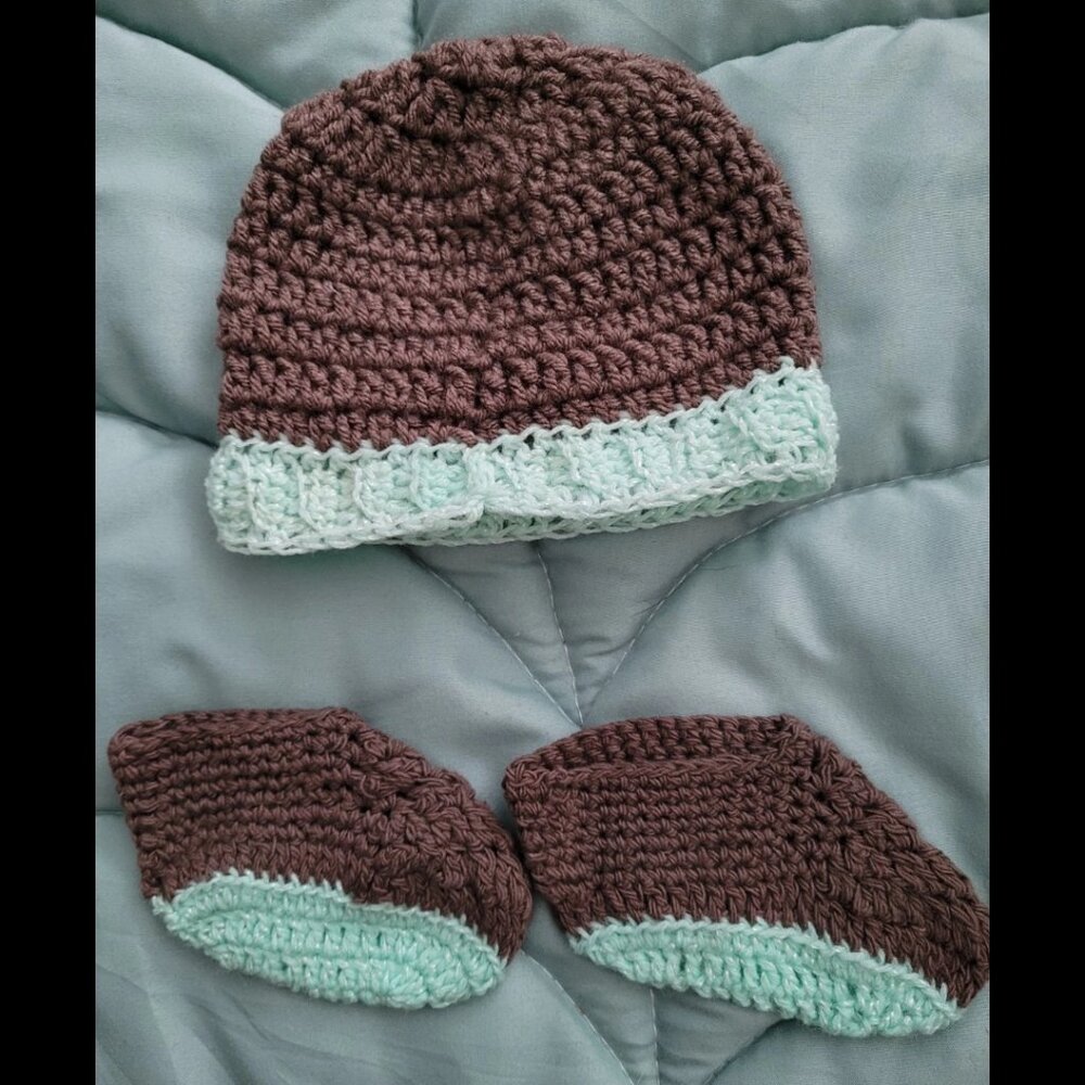 NWOT 🌿🍫 3-pc Handmade Crochet matching Set For Baby, Booties & Hat, Mint Choco